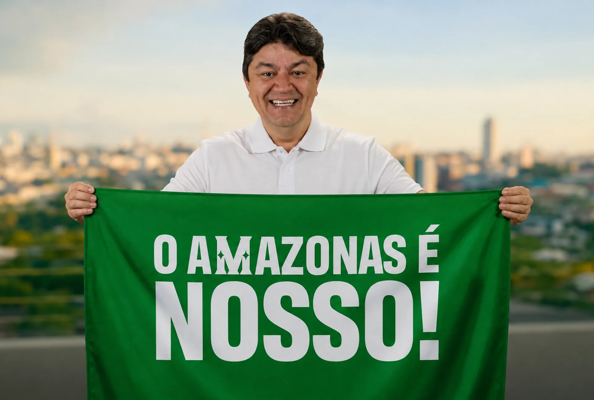 Marcio Braga segurando uma bandeira verde escrita “O Amazonas é Nosso!”, com Manaus ao fundo